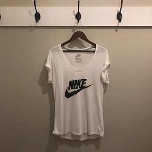 Nike leopard athleasure tee